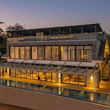 Oceanic Sunsets With River View, Comp Breakfast & Infinity Pool At Stayvista Verem المظهر الخارجي الصورة