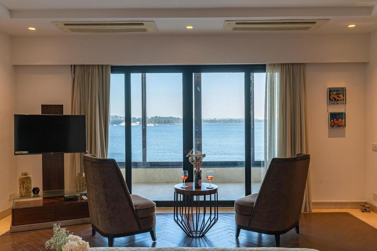Oceanic Sunsets With River View, Comp Breakfast & Infinity Pool At Stayvista Verem المظهر الخارجي الصورة