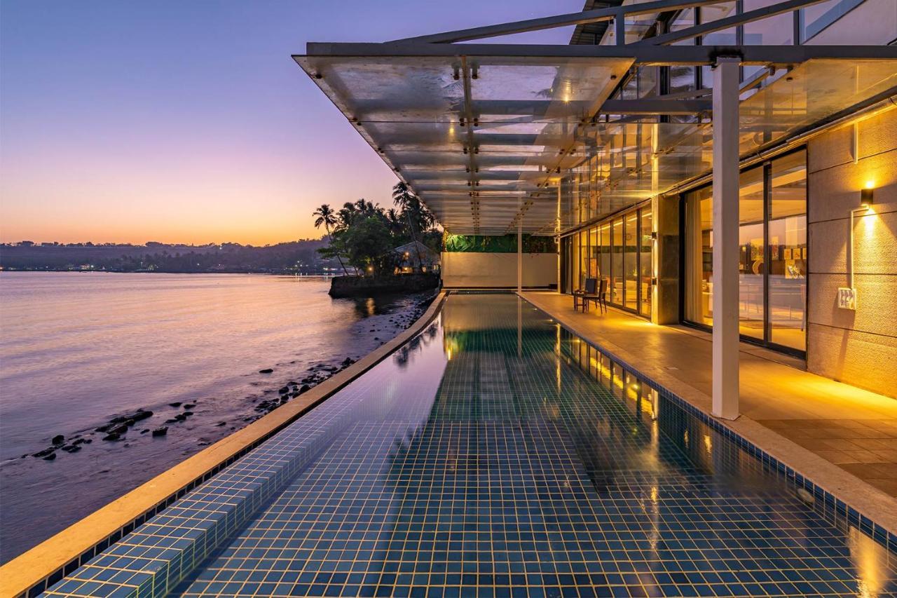 Oceanic Sunsets With River View, Comp Breakfast & Infinity Pool At Stayvista Verem المظهر الخارجي الصورة