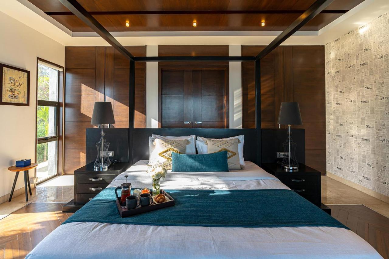 Oceanic Sunsets With River View, Comp Breakfast & Infinity Pool At Stayvista Verem المظهر الخارجي الصورة